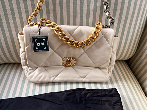 Chanel medium quilted off - chanel,