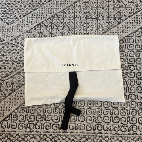 Smaller chanel boutique white - smaller,